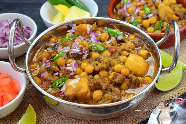 Mangsher Ghugni With Bread